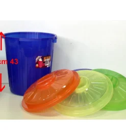 Bidone con coperchio da 22 litri.