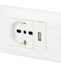 Kit con presa pluristandard e presa usb 2.1 a - poly pool