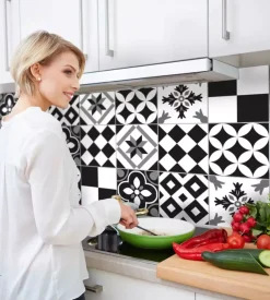 Paraschizzi adesivo da cucina fantasia "piastrelle black&white", 190x60 cm