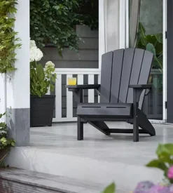 Poltrona da esterno keter "alpine adirondack" in polipropilene grafite effetto legno 80,5x95,5x93 cm