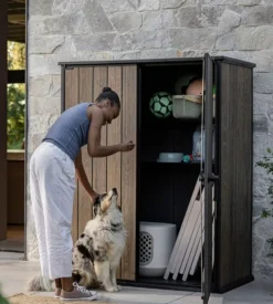 Portattrezzi multiuso keter "vertical shed" in resina effetto legno 140x73,6x170 cm