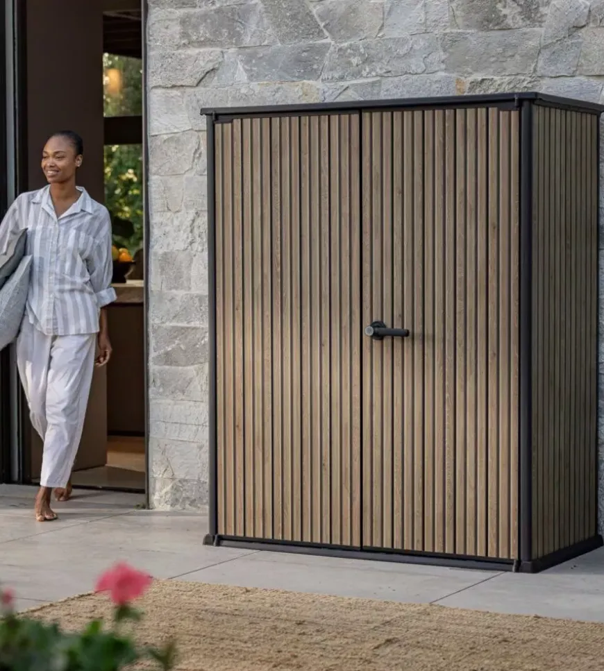 Portattrezzi multiuso keter "vertical shed venetian" in resina effetto legno 140x73,6x170,4 cm