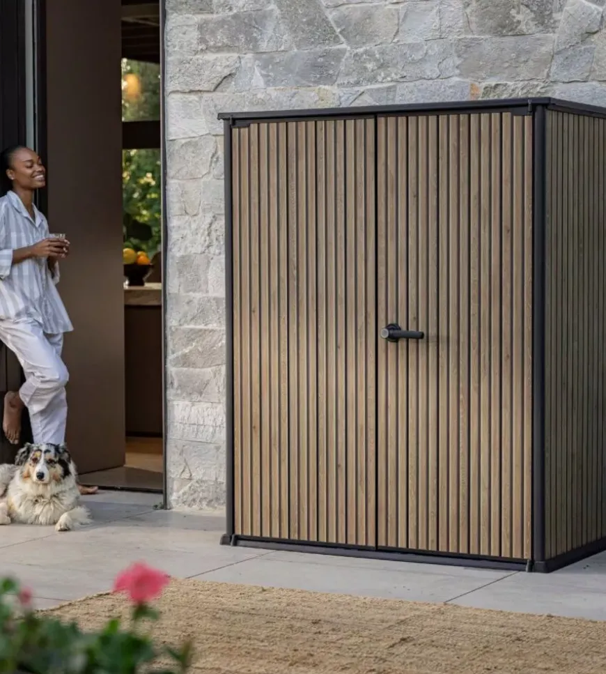 Portattrezzi multiuso keter "vertical shed venetian" in resina effetto legno 140x73,6x170,4 cm