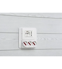 Presa multipla da parete "emilia smart" con 3 prese bivalenti schuko 10/16a - bianca.