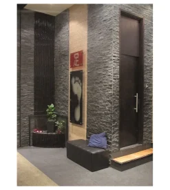 Rivestimento "natural panel" in quarzite grigia - pannello 15x60 cm.