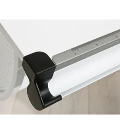 Scrivania inclinabile con colori intercambiabili, contenitore e gambe in metallo.