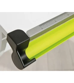 Scrivania inclinabile con colori intercambiabili, contenitore e gambe in metallo.