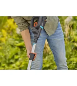 Spazzola multifunzione a batteria gardena 